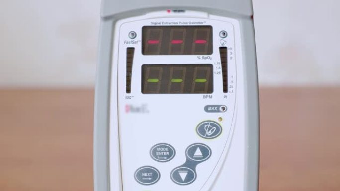 使用脉搏血氧仪测量氧饱和度。