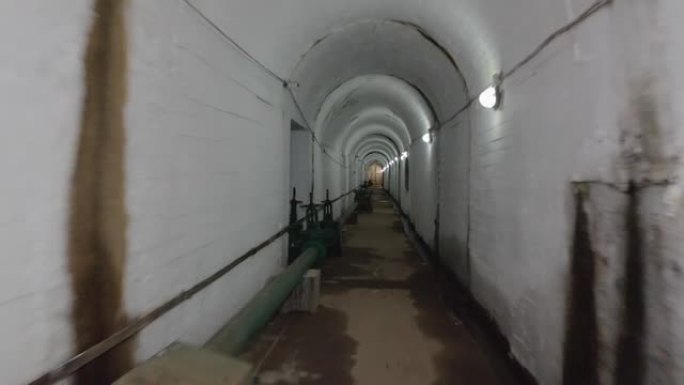 白色墙壁的长旧隧道