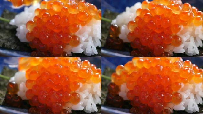 在米饭上闪耀鲑鱼卵的视频。