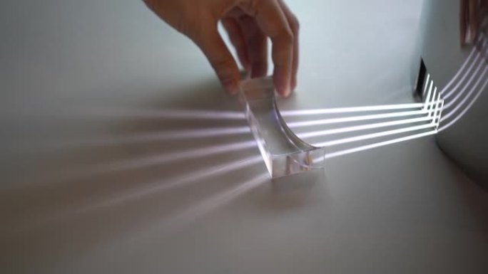 手动移动透明棱镜显示光失真以创建光谱
