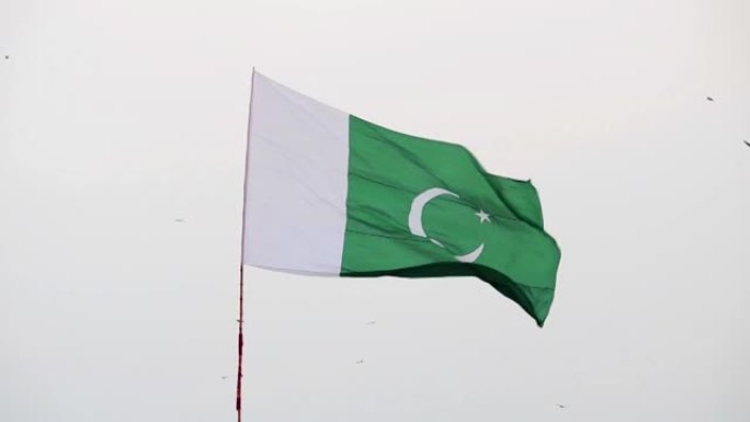 巨大的巴基斯坦国旗在空中飘扬。