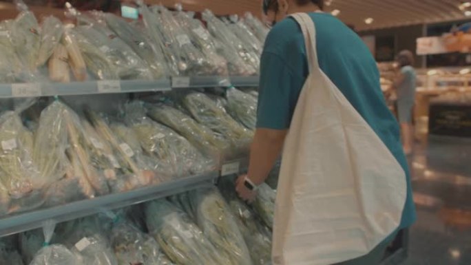超市里有可重复使用棉布袋的女人
