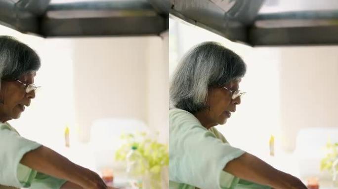 亚洲高级女性在家做饭