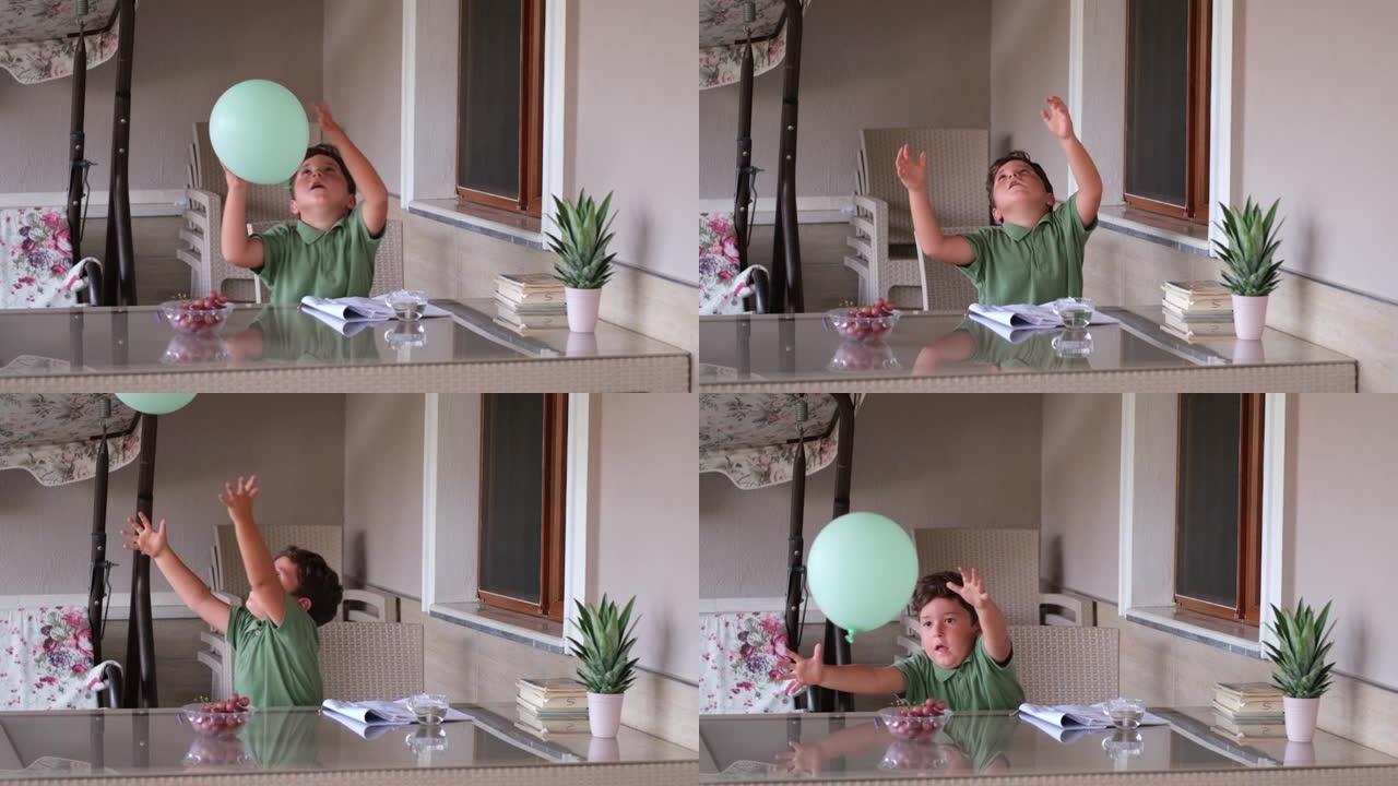 写完作业后玩气球的小男孩。