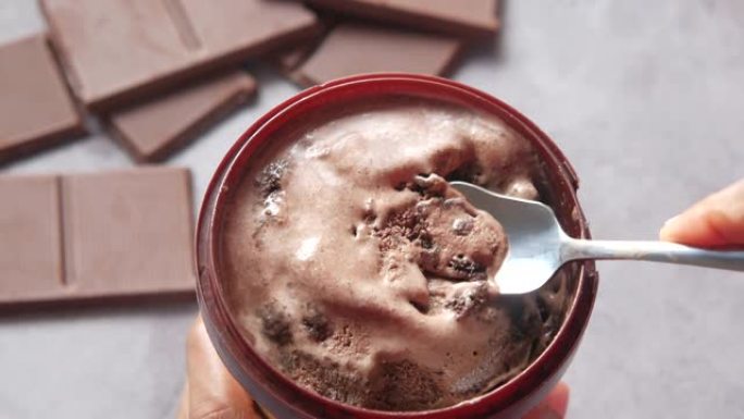 在容器中吃巧克力味冰淇淋的特写