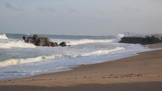 韩国江原道强大的海浪