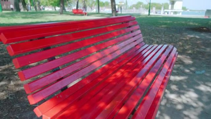 布拉诺的城市公园里涂着鲜艳的红色长凳