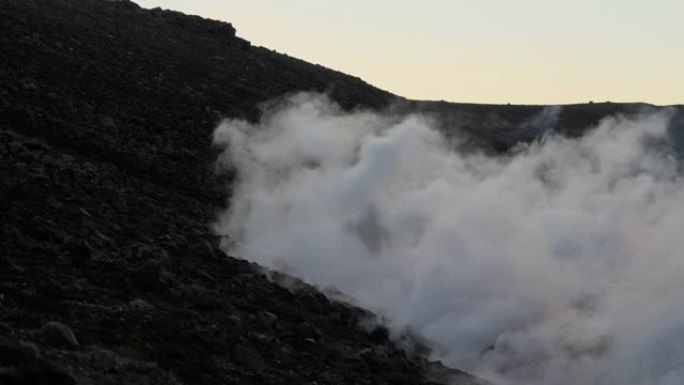 人类从fagradarsfjall火山爆发的熔岩流烟雾中冒出来