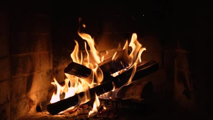 壁炉里燃烧着火。壁炉中的木头和余烬详细的火灾背景。