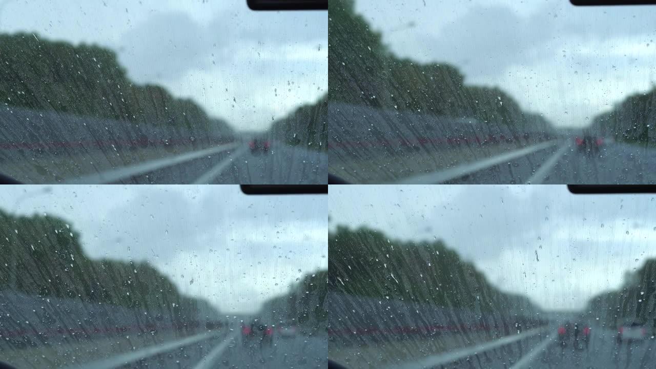 由于防雨涂层，雨滴在挡风玻璃上。汽车抛光。