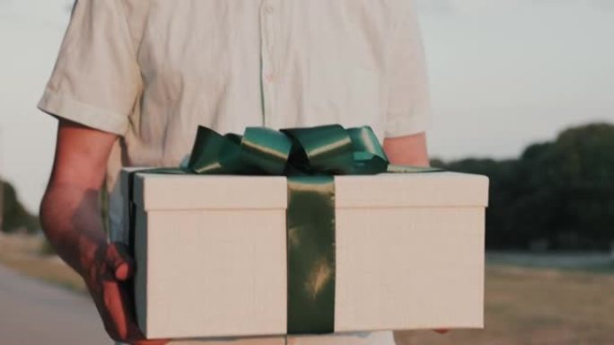 信使携带一个装有礼物的盒子，用胶带包装得很漂亮