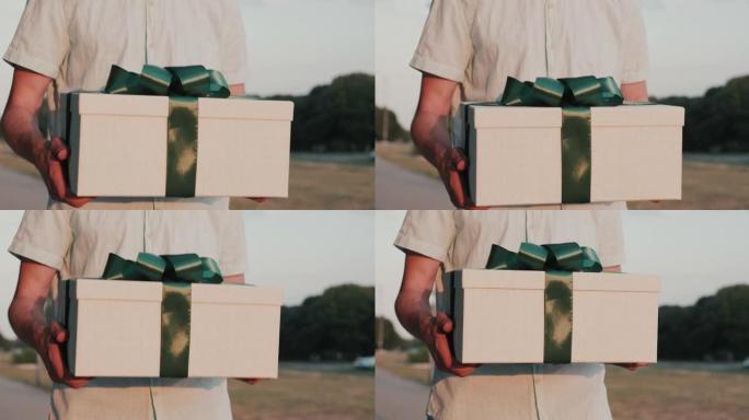 信使携带一个装有礼物的盒子，用胶带包装得很漂亮