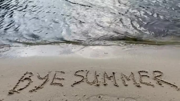 海边沙滩上的 “再见夏天” 题词