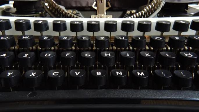 复古打字机的机制。老式打字机钥匙特写。