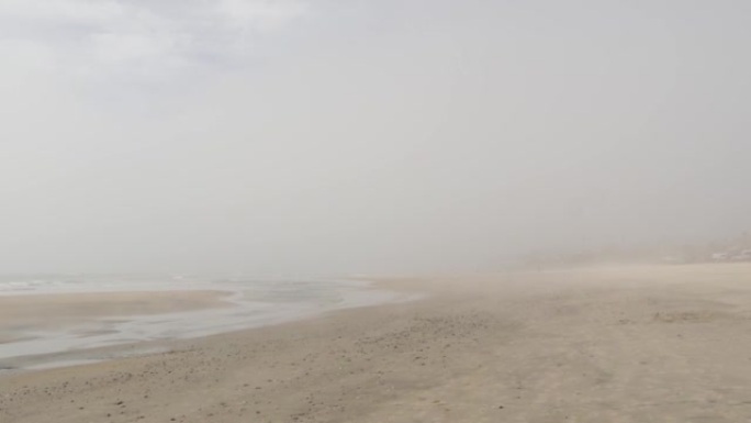 美国加利福尼亚州桑迪·米斯蒂海滩。太平洋海岸海边浓雾。乳白色烟雾布卢姆雾霾