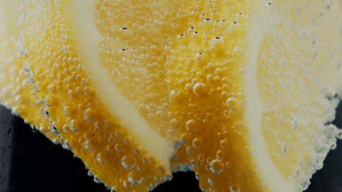 清爽的汽水柠檬和苏打水加冰。