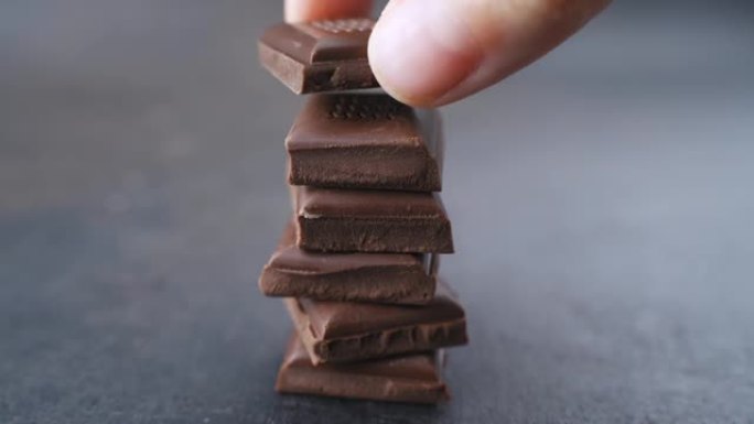 巧克力商准备巧克力塔块巧克力。食谱烹饪手工巧克力棒，甜点，糖果