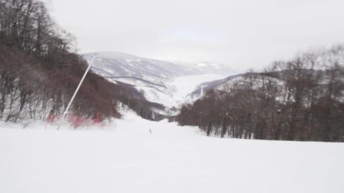 女孩在马其顿马夫罗沃滑雪中心的斜坡上滑雪