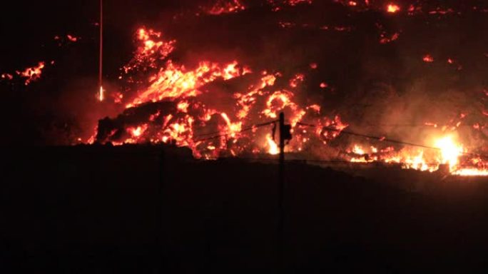 拉帕尔马火山爆发。坎布尔·维耶哈火山爆发。