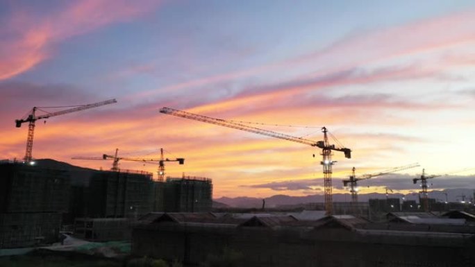 浪漫的天空背景，起重机正在建造大型住宅