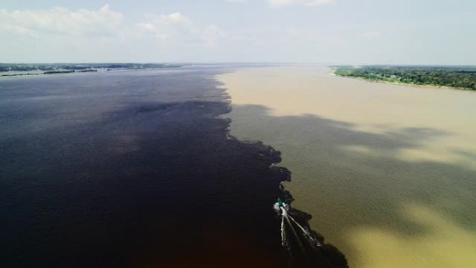 船在亚马逊河两条河流的边界上航行。Encontro das Aguas和Rio Negro海峡的两个