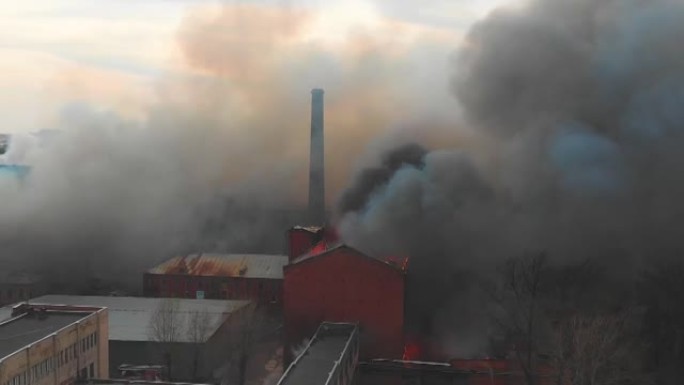 城市发生大规模大火，空中无人机俯视图砖厂大楼着火，地狱火爆炸火焰爆炸，有消防员队伍，纵火，烧毁破坏