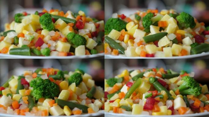 新鲜混合蔬菜青豆玉米西兰花红辣椒胡萝卜在盘子特写。宏观拍摄混合蔬菜背景。健康清洁饮食，有机节食素食素
