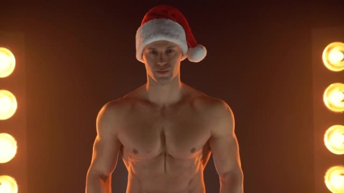 肌肉男肖像戴着圣诞老人的帽子，双手合十在烟雾缭绕的背景上