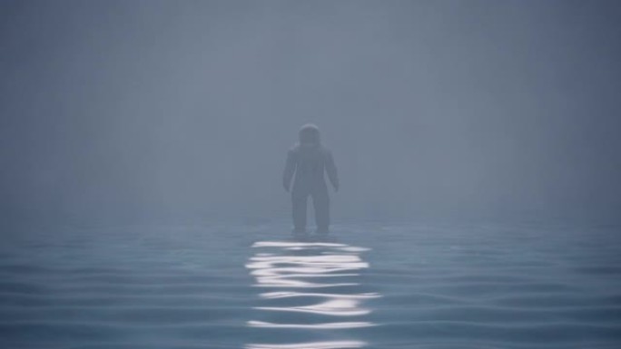 在有雾环境的海洋中的宇航员。宇航员在被薄雾包围的水中。太空旅行者在平静的海洋和烟雾中探索系外行星。令
