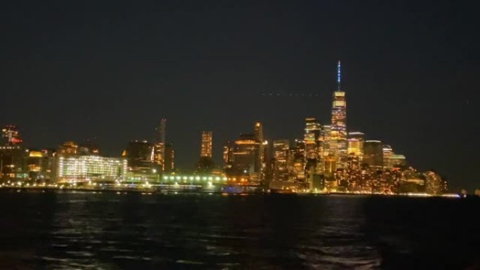 夏日傍晚，在世界追踪中心的灯光下，乘船俯瞰曼哈顿的城市天际线
