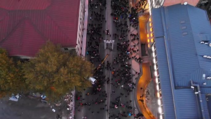 格鲁吉亚第比利斯- 2021年10月28日:从空中俯瞰，成群的“梦想者”支持者在民主党派“格鲁吉亚梦
