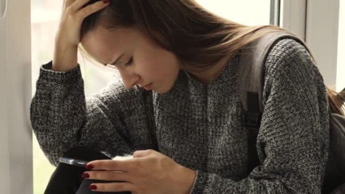 网上霸凌，青少年用手机在社交网络上被霸凌惹恼