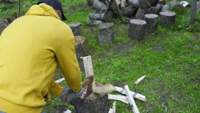 高级工人用老式斧头切碎原木制备钢坯