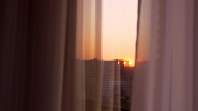 浅白色哑光薄纱在风中闪烁。窗外，黎明时沉睡的城市，透过窗户你可以看到一栋公寓楼。窗边的窗帘在风中展开