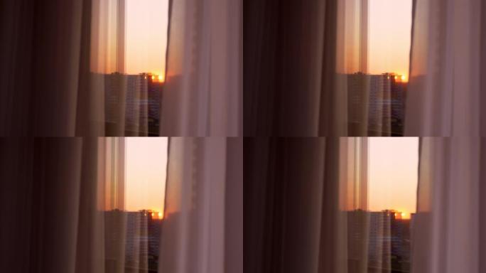 浅白色哑光薄纱在风中闪烁。窗外，黎明时沉睡的城市，透过窗户你可以看到一栋公寓楼。窗边的窗帘在风中展开