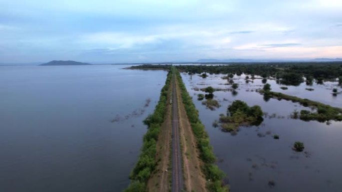 泰国中部Pa Sak dam Lopburi上的火车和大坝大桥的铁路桥的空中无人机视图。