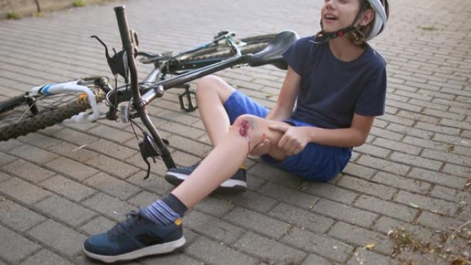 从自行车上摔下来后受伤的男孩