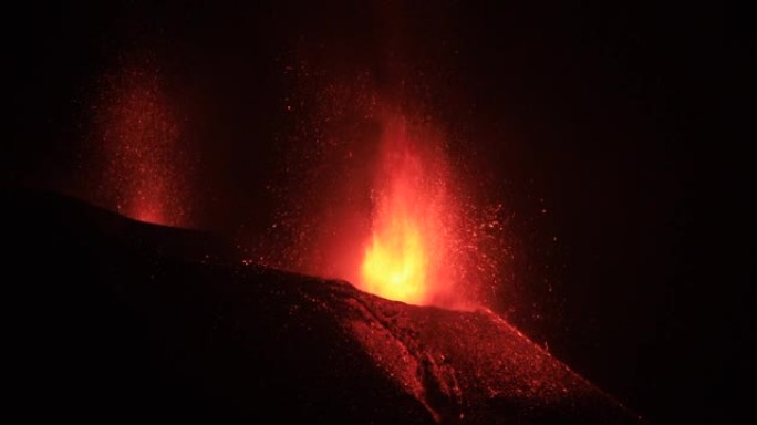 拉帕尔玛火山在夜间爆发，熔岩流流动。惊人的声音!