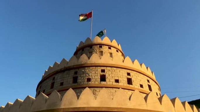 纪念碑建在阿联酋资助的Sheikh Zayed bin Sultan Al Nahyan桥上，位于斯