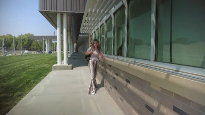 公立学校大楼外的少女回到学校4k视频系列