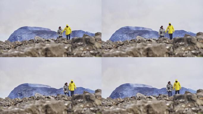 游客走开，并在背景中欣赏火山爆发的壮丽景色