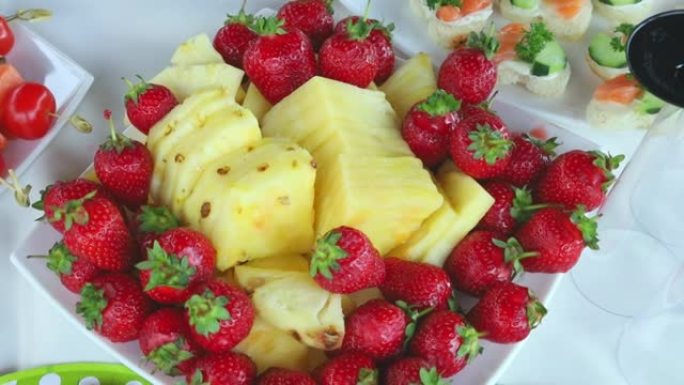 草莓和菠萝放在盘子上
