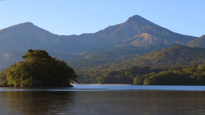 平静的波浪湖和万代山