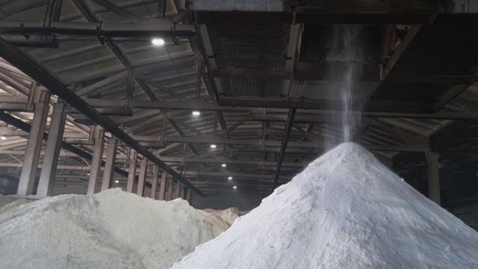 化肥粉倒入化工厂仓库内的一堆。