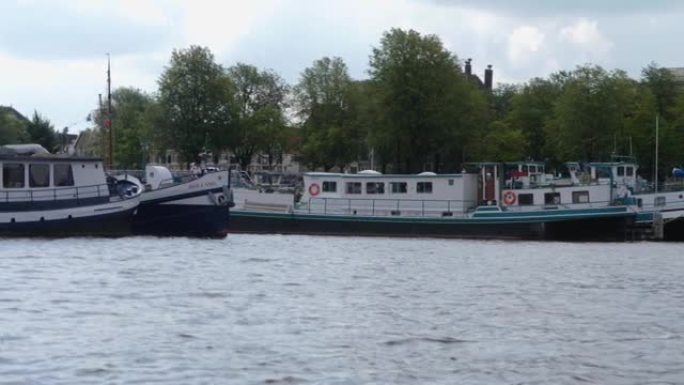在阿姆斯特丹的港口乘船