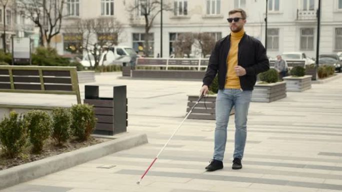 一个盲人在城市里独自行走