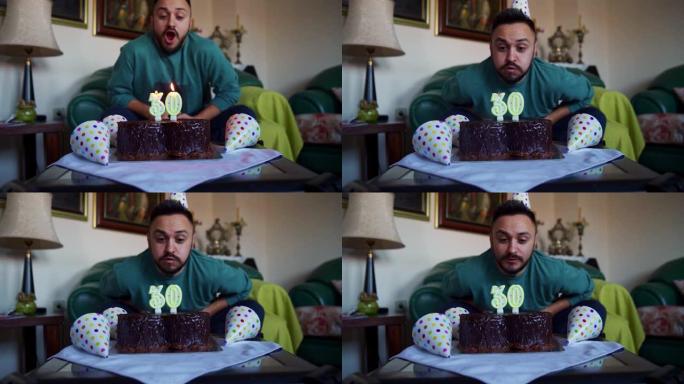 快乐的人在家里庆祝自己的30岁生日时，吹着生日蛋糕上的蜡烛