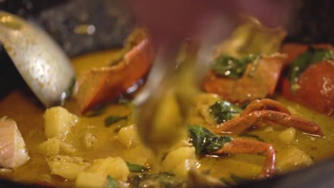 黑蟹菠萝咖喱特写，用炒锅烹制泰国菜