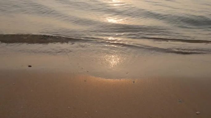早晨有阳光反射的海滩