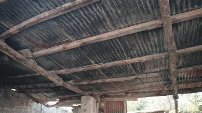 废弃的意大利乡村房屋遭到破坏，空荡荡的房屋带有生锈的屋顶和腐烂的木制建筑框架。过去的房屋在紧急情况下